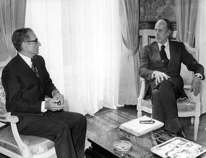 پرونده:ShahanshahAryamehrGiscard d'EstaingElyséePalace2ndNegotiations4Tir1353.jpg