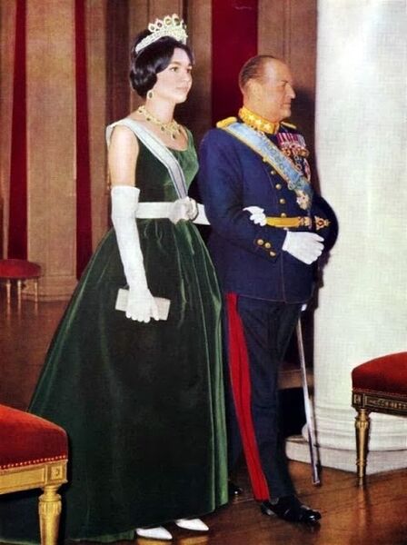 پرونده:ShahanshahShahbanouNorwayKingOlafReception18May1961d.jpg