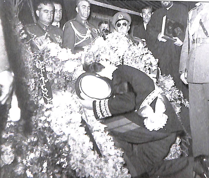 پرونده:RezaShahBozorgFuneralTehranArymehr1329.jpg