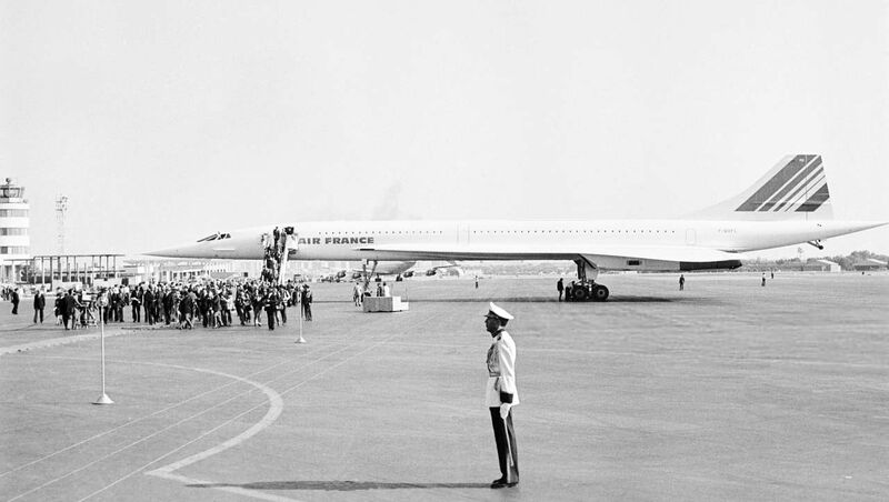 پرونده:ShahanshahAryamehrGiscard d’EstaingTehranArrivalMehr2535a.jpg