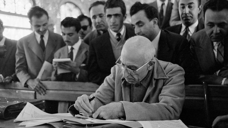 پرونده:MossadeghTrial7b1.jpg