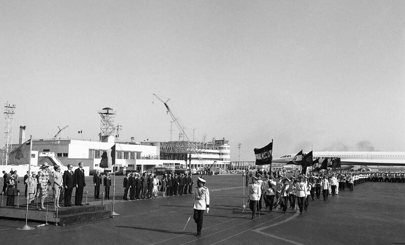 پرونده:ShahanshahAryamehrGiscard d’EstaingTehranArrivalMehr2535k.jpg