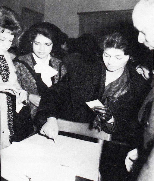 پرونده:WomenVote6Bahman1341.jpg