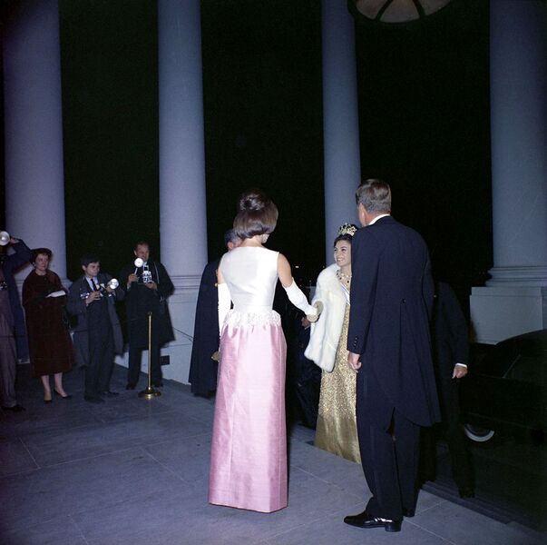 پرونده:ShahanshahShahbanouStateDinnerKennedy1341.jpg