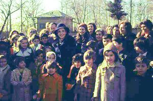 FarmaniehTehran FirstLadyVisit ItalianSchoolAzar1353b.jpg