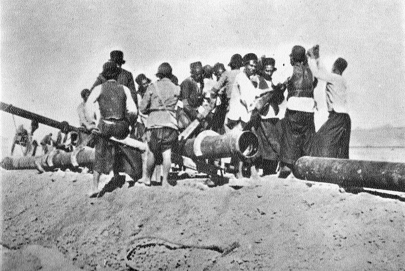 پرونده:Oilpipeline Masjed Solaiman.jpg