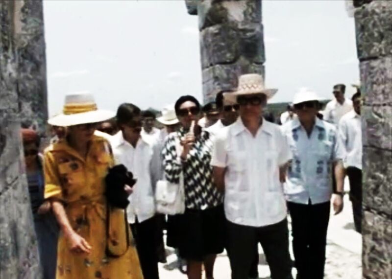 پرونده:ShahanshahShahbanouMexicoChichen Itza1354d.jpg