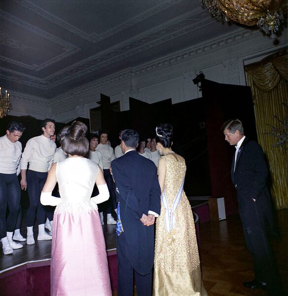 پرونده:ShahanshahShahbanouStateDinnerKennedy1341d.jpg