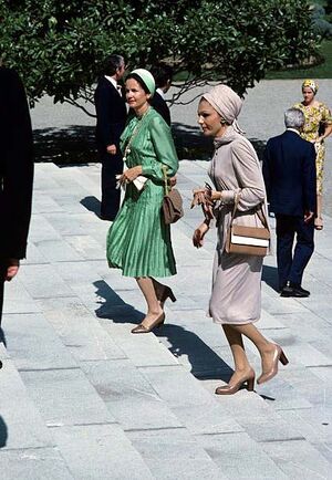 ShahbanouGiscard d’EstaingDepartureMehrabadMehr2535a.jpg