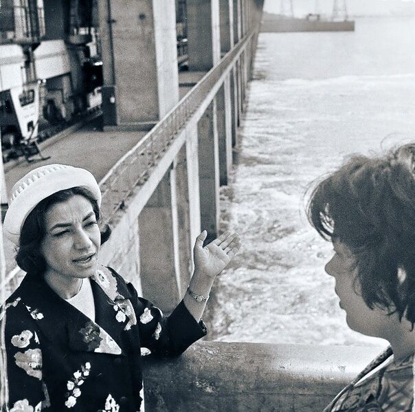 پرونده:PrincessAshrafUdSSR VolgaHydroelectricStation1343.jpg