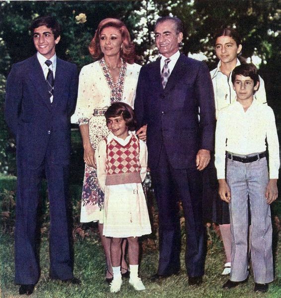 پرونده:ShahanshahRoyalFamily11.jpg