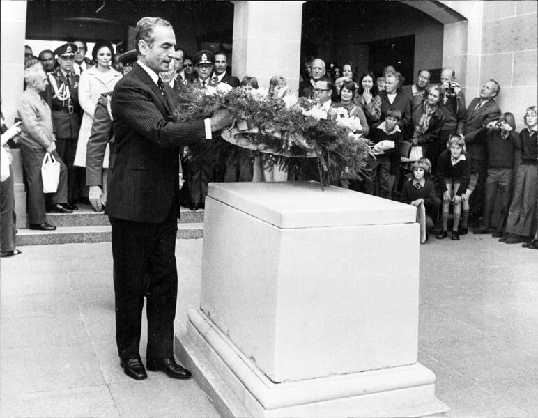 پرونده:ShahanshahLayingWreathWarMemorial CanberraMehr1353.jpg