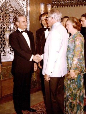 ShahanshahUSSenatorBarryMorrisIranianEmbassyi1973.jpg
