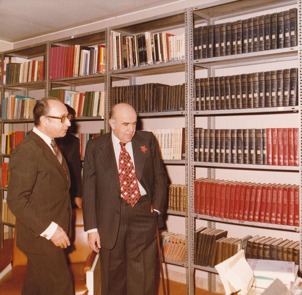 پرونده:Shafa Amir Abbas Hoveyda 1977.jpg