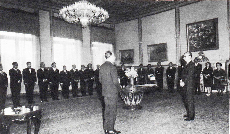 پرونده:ShahanshahMansourPM IranNovinParty1343.jpg