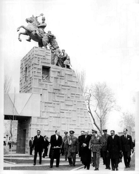پرونده:ShahanshahAryamehrOpeningNaderShahTombFarvardin1342b1.jpg