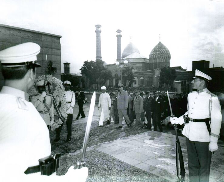پرونده:PresidentRadhakrishnanRezaShahMausoleum1342a.jpg