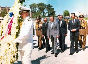 RezaShahBozorgTombNixonMahmoodRezaPahlavi10Khordad1351.jpg