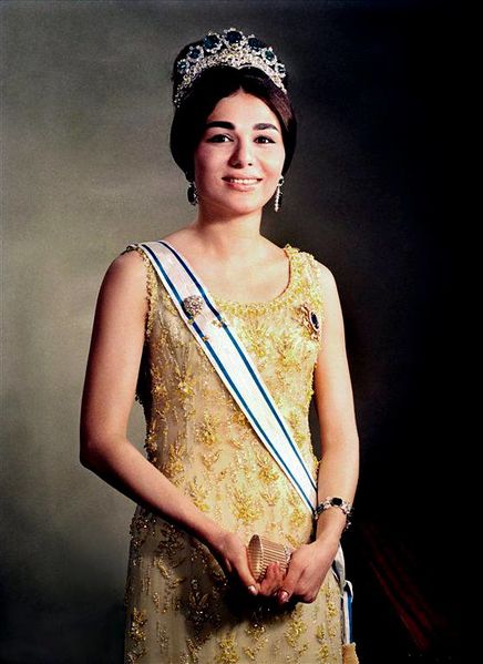 پرونده:ShahbanouFarahPahlavi1338.jpg