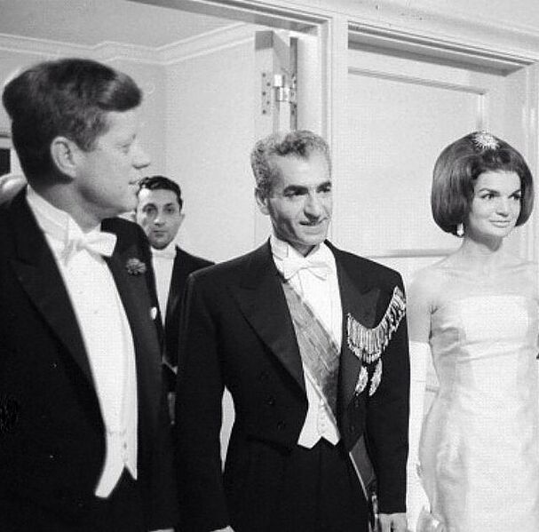 پرونده:ShahanshahShabanouDinnerIranianEmbassyKennedyLady Jacqueline Kennedy23Farvardin1341.jpg