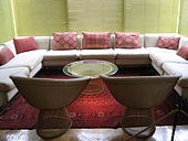 کاناپه راحتی با صندلی‌های حصیری