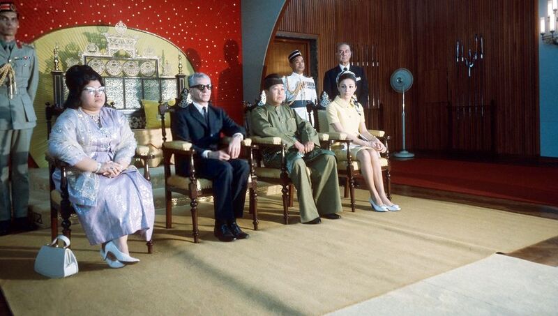 پرونده:ShahanshahAryamehrShahbanouVisitMalayaUniversityMedical Centre.jpg