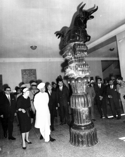 پرونده:IndianPresidentVisitIranBaastanMuseum1342.jpg