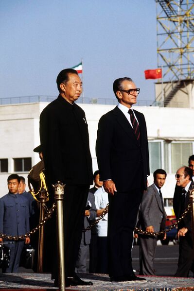 پرونده:ShahanshahAryamehrWelcomesChineseHuaGuofeng2537d.jpg