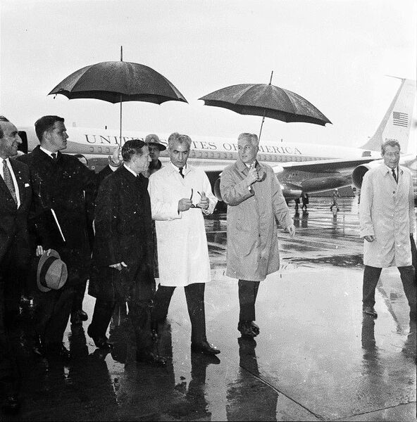 پرونده:ShahanshahAryamehrLoganAirportGovJohnVolpeHarvardPresidentPusey1968a.jpg