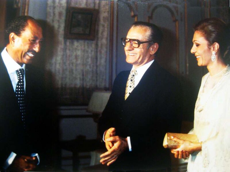 پرونده:ShahanshahPresidentSadatTehranAbaan2536a.jpg