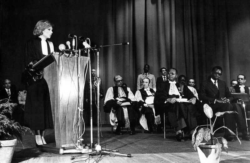 پرونده:ShahbanouHonoraryDoctorateDakarUniversity1354a.jpg