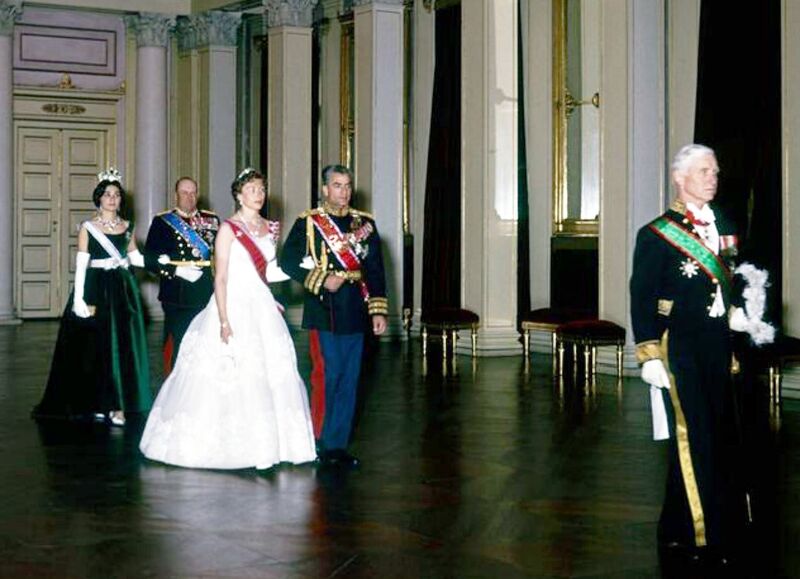 پرونده:ShahanshahShahbanouNorwayKingOlafReception18May1961.jpg