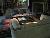 کاناپه با میز شطرنج