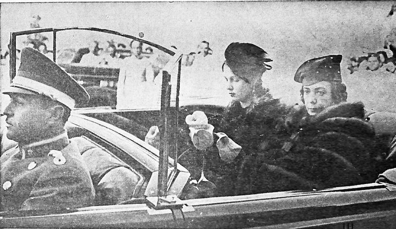 پرونده:QueenMother va FouziyehTehran1318.jpg