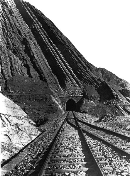 پرونده:RailwayTunnelSouthIran.jpg