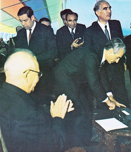 پرونده:Shahanshah pressbuttonOil shahluleh.jpg