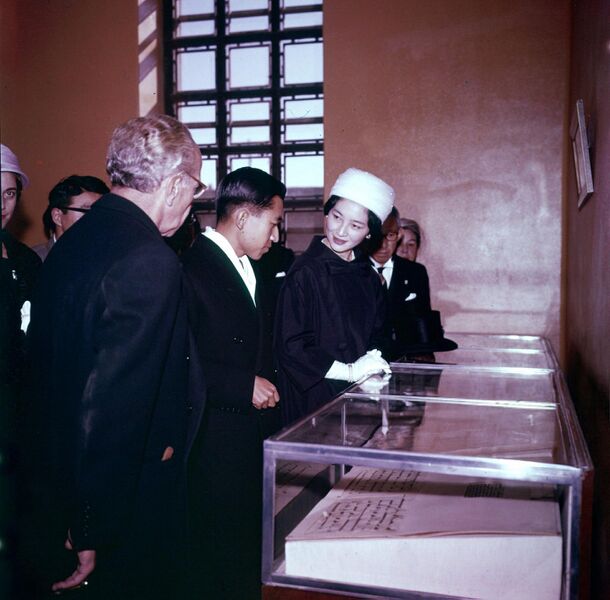 پرونده:CrownPrinceAkihitoPrincessMichiko visitMausoleumRezaShahAbaan1339d.jpg