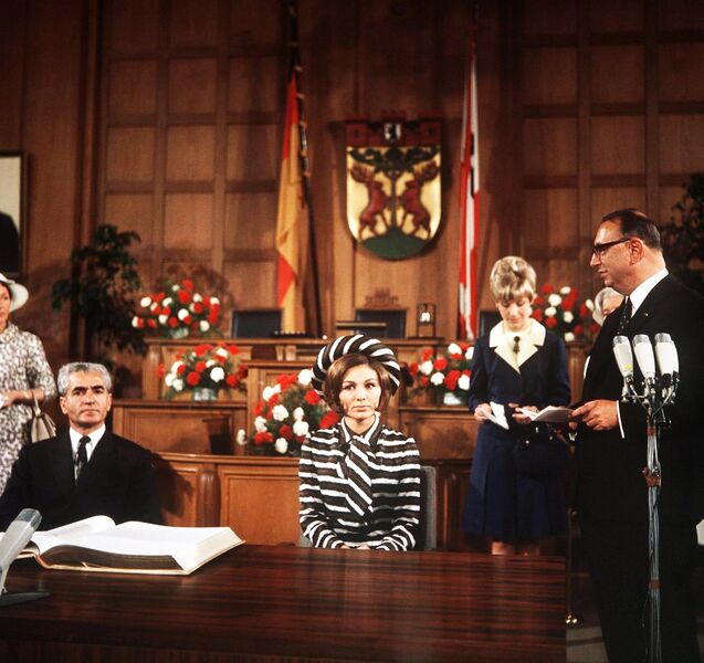 پرونده:ShahanshahShahbanouWBerlinMayorAlbertzCityHall1346a.jpg