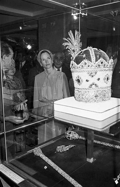پرونده:MmeGiscard d’EstaingCrownJewellryMehr2535.jpg
