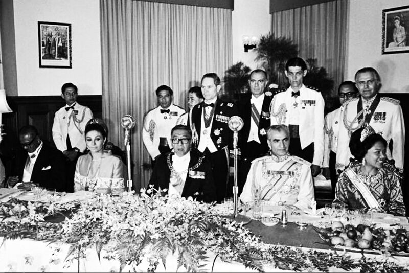 پرونده:ShahanshahShahbanouKingQueenMalaysiaIranianEmbassyDey1346.jpg