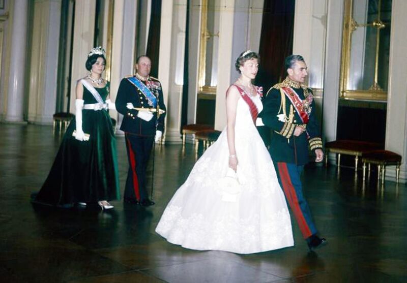 پرونده:ShahanshahShahbanouNorwayKingOlafReception18May1961a.jpg