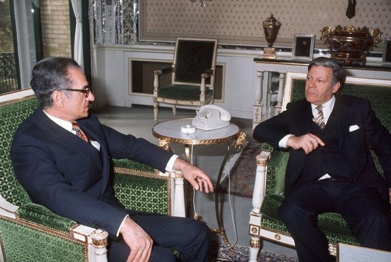 پرونده:ShanshahAryamehrSchmidtGermanChancellorTehran12Aban1354a.jpg