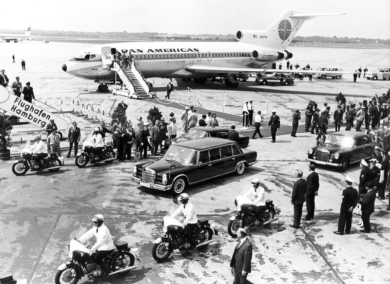 پرونده:ShahanshahShahbanouLlimousine escortedArrivingFuhlsbuettelAirport3June1967.jpg