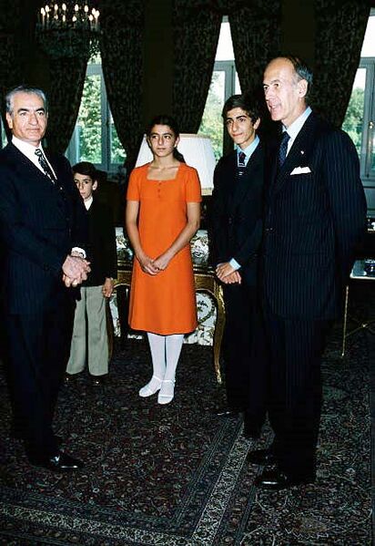 پرونده:ShahbanouGiscard d’EstaingFarewell15Mehr2535d.jpg