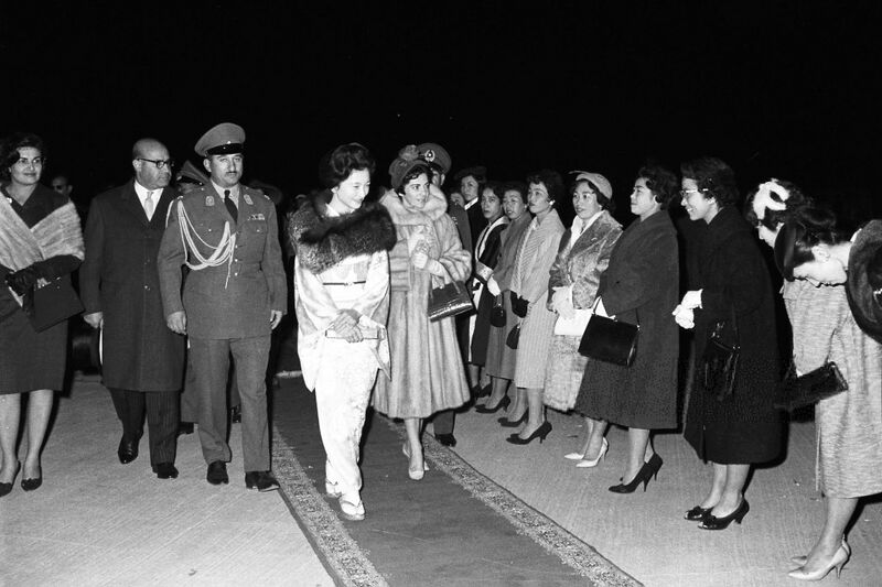 پرونده:GholamRezaPahlaviShamsPahlaviWelcomeJapaneseCrownPrince1339b.jpg