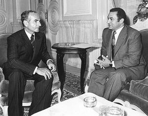 ShahanshahAryamehr va HosnyMobarakAmordad2537.jpg