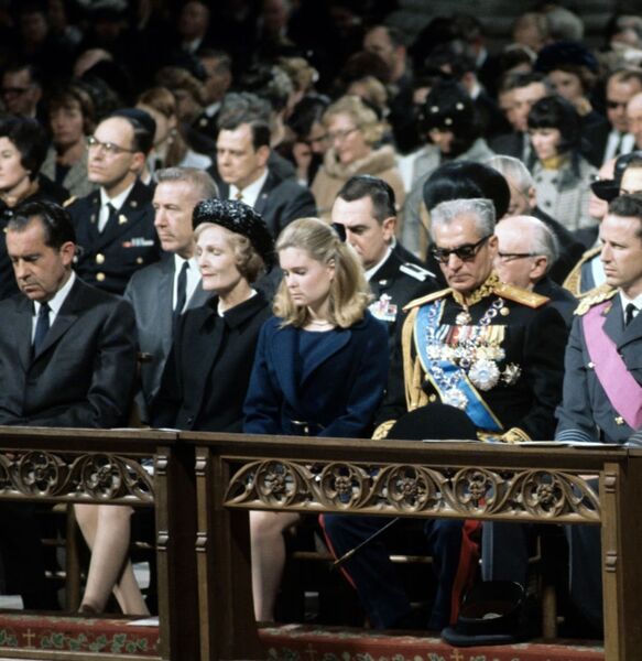 پرونده:ShahanshahNIXONBaudouinKingBelgiumChurchCeremony1969.jpg